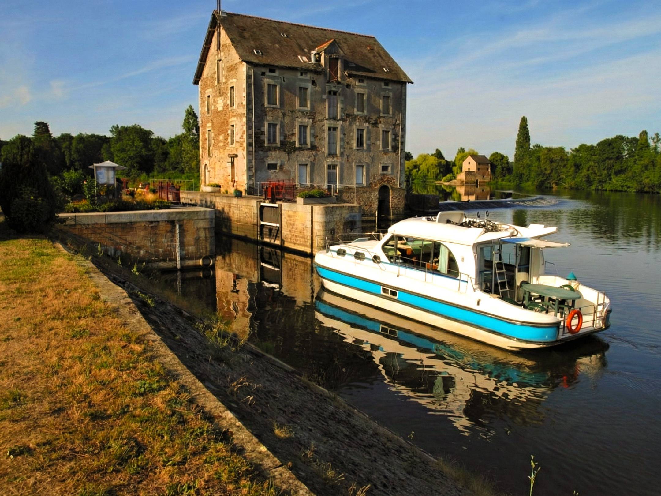 Stocks Pers Houseboat Charter in Plagny — Cruiser Comfort 4/7 Pers — YachtGet